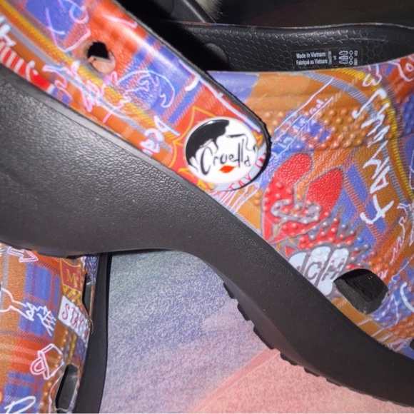 Crocs 101 Dalmatians Disney Cruella de ville crocs Womens size 6 limited edition - Picture 9 of 9